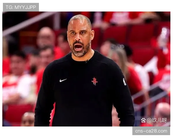 特写:克里斯·保罗在替补席指挥二阵,维持球队衔接段攻防效率 特写:克里斯·保罗在替补席指挥二阵,维持球队衔接段攻防效率