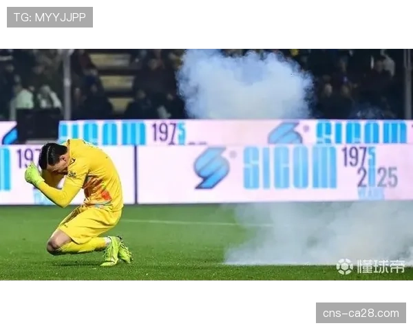 消息：本轮一场保级战因主队球迷向场内投掷杂物，导致比赛信号一度中断